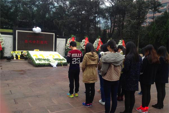 (2)11月27日,数统学院青协在歌乐山烈士墓前默哀