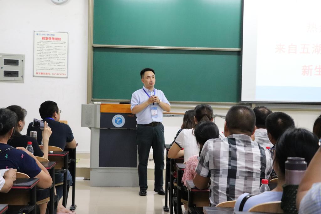 电气学院领导与新生交流