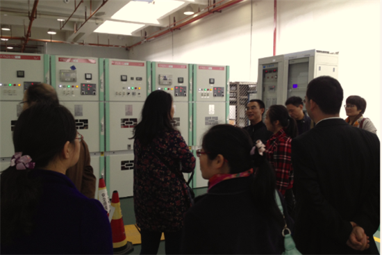 参会教师代表参观电气工程及其自动化专业实验室