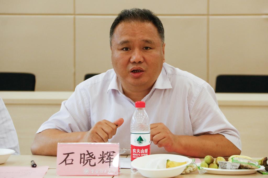 校长石晓辉代表学校对老师们提出的意见和建议做了统一回应