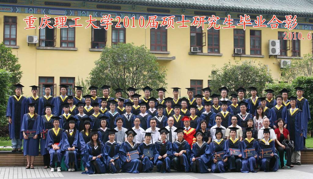 校领导与毕业生代表合影留念