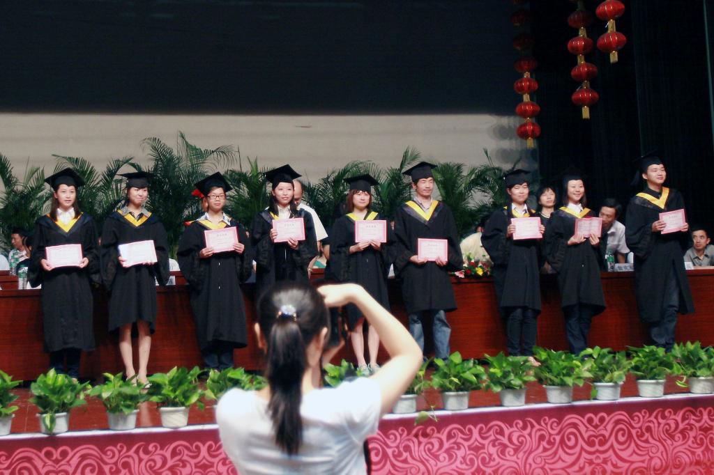 学校领导为获奖毕业生代表颁发了荣誉证书
