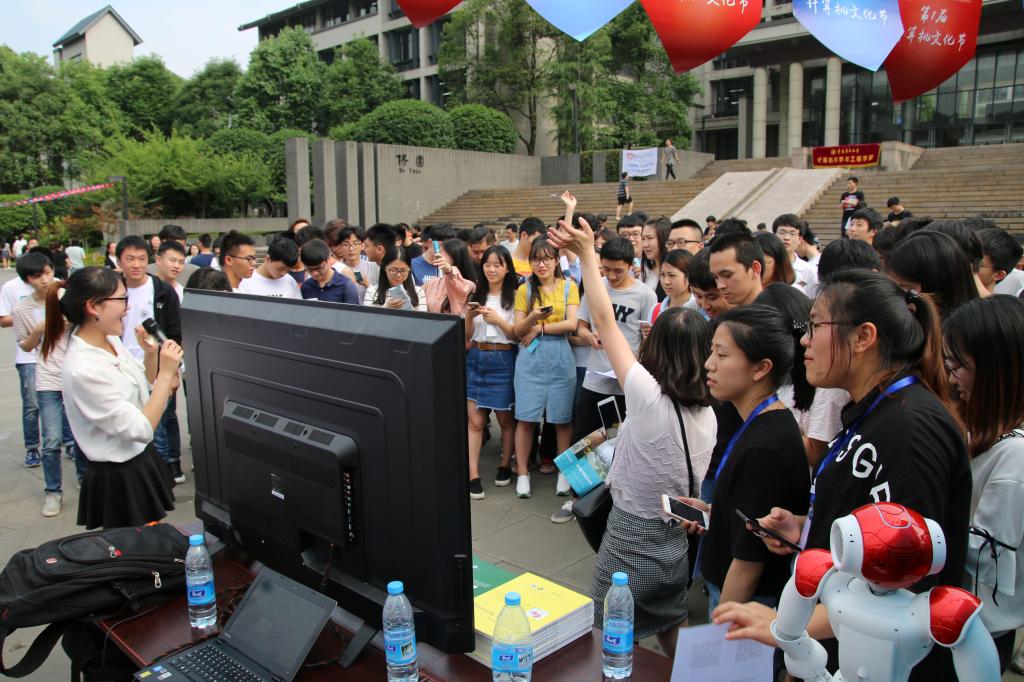 学生在计算机文化节参与知识竞答