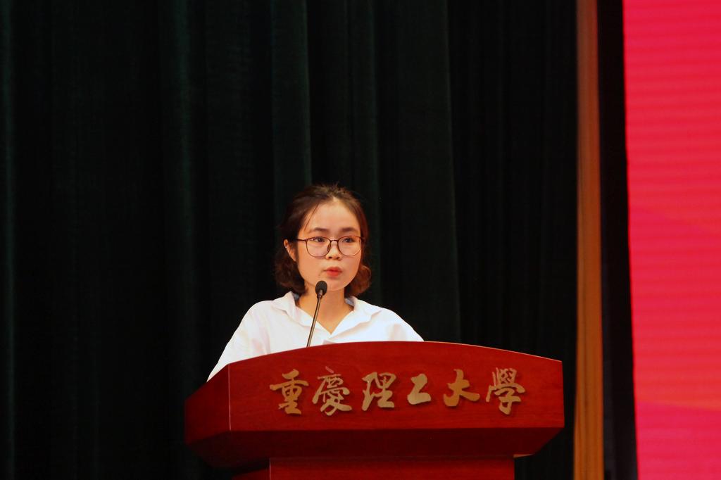 留学生新生代表范秋香发言