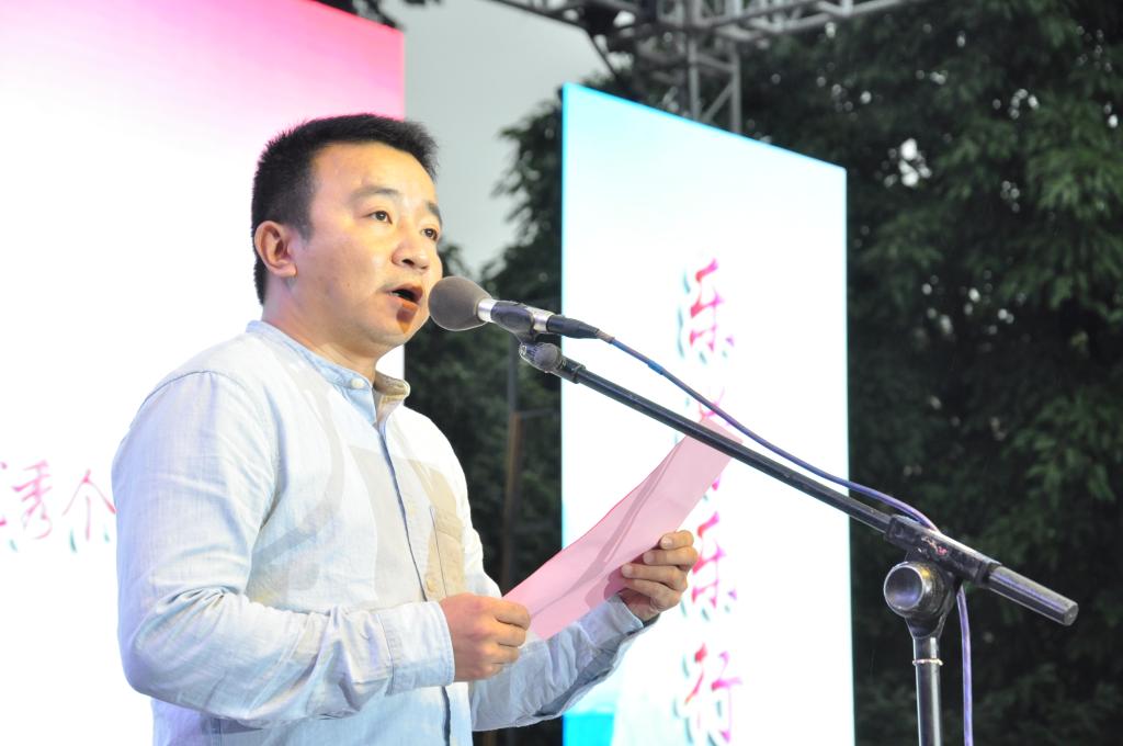 两江校区党委副书记、两江校区管委会副主任周锐宣读《两江校区关于表彰2016-2017学年学生先进集体和优秀个人决定》