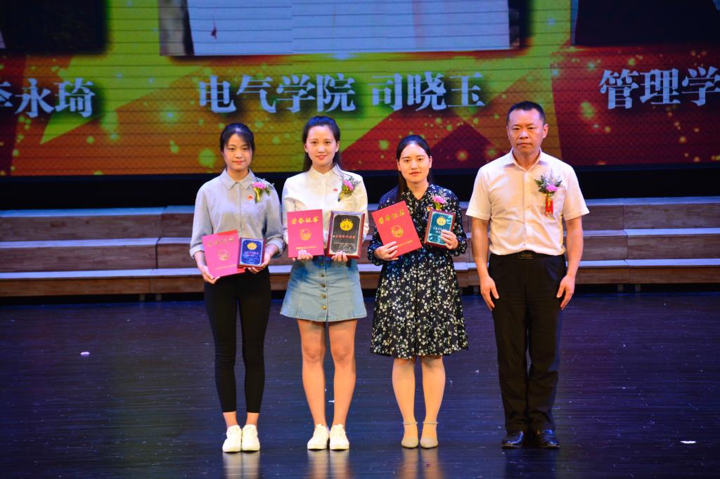 93级校友丁吉超为2016-2017年度“士继青年奖章”社团工作类获得者颁奖并合影