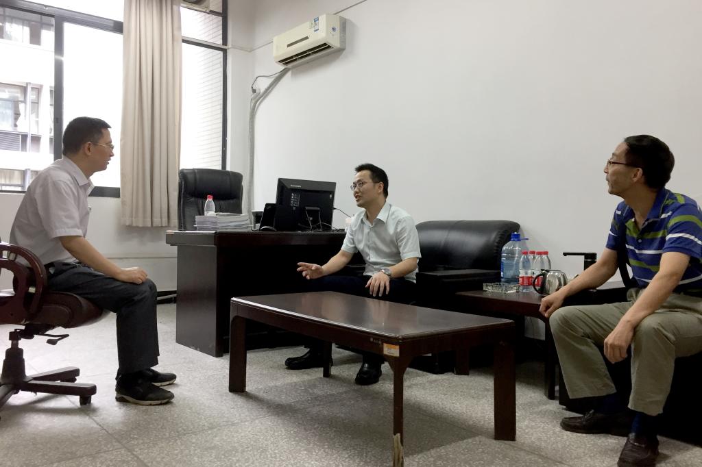 校纪委书记张绍荣走访慰问教师代表