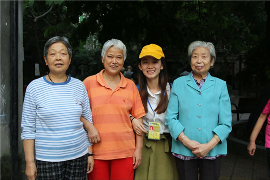 刘彩霞在敬老院和老人们在一起