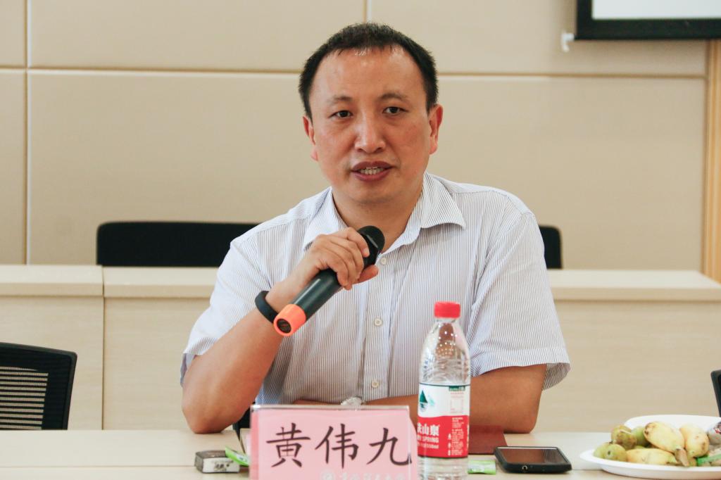 座谈会由黄伟九副校长主持