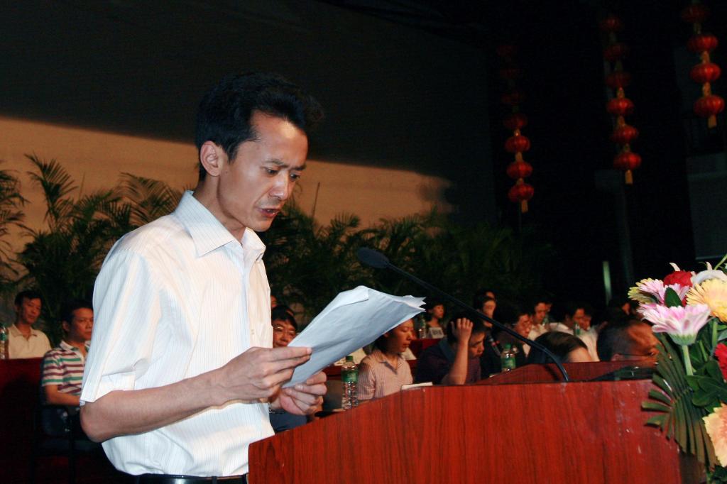 校党委副书记李国宣读了2010届优秀毕业生表彰决定及支边毕业生表彰决定