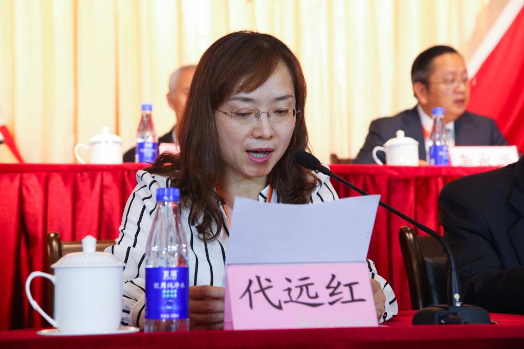市委教育工委组织干部处处长代远红宣读上级党组织关于同意我校召开党代会的批复