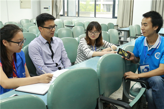 重庆理工大学“2016对话校园精英”栏目组记者对话李方珍