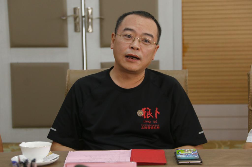 创业校友会会长杜立代表校友们讲话