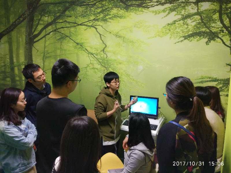 参陪老师体验音乐放松椅