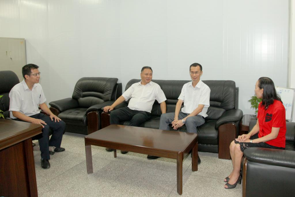 校长石晓辉走访慰问教师代表