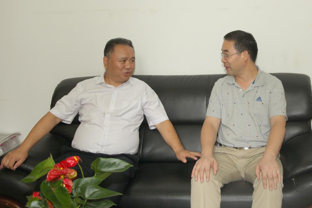校长石晓辉走访慰问教师代表