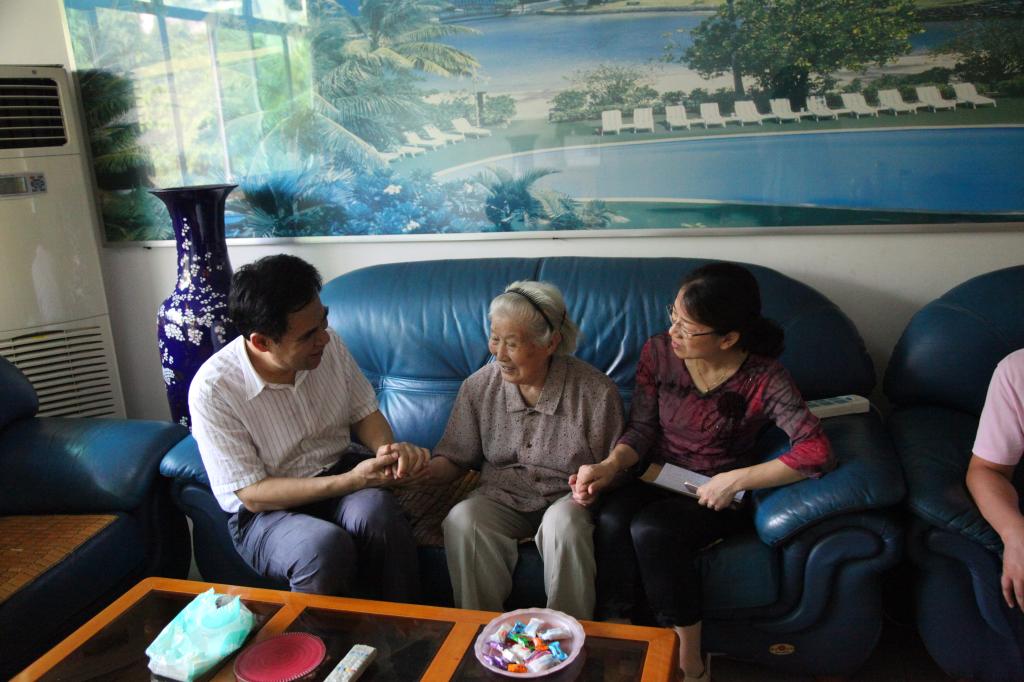 校党委书记李志雄到80岁以上的老党员和重病离退休党员家中进行了走访慰问
