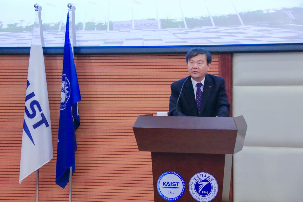 韩国科学技术院工学院院长金钟焕在会上讲话