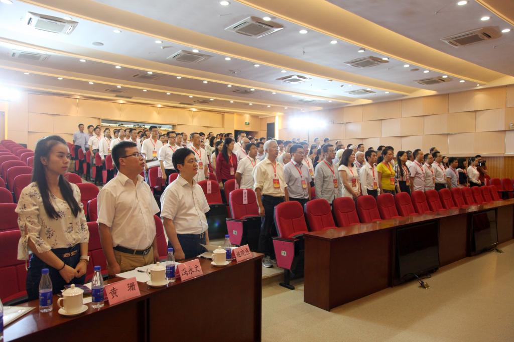大会在庄严的《国际歌》中闭幕