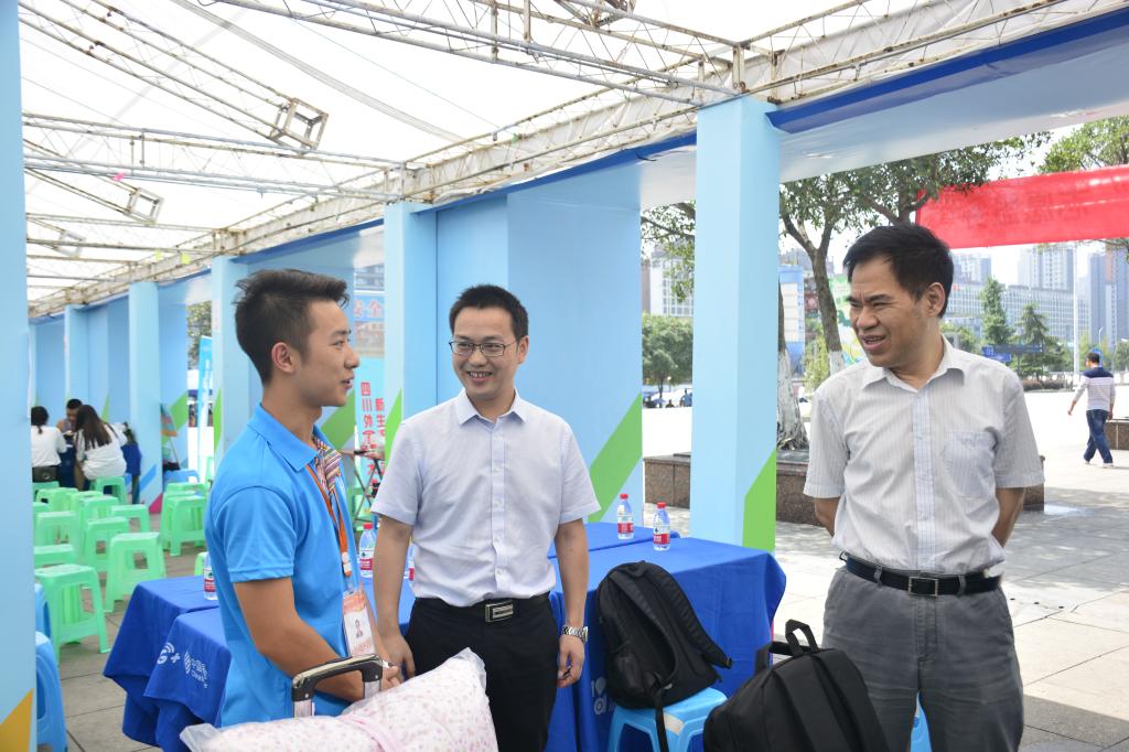校党委书记李志雄、纪委书记张绍荣在龙头寺火车北站与新生志愿者亲切交谈