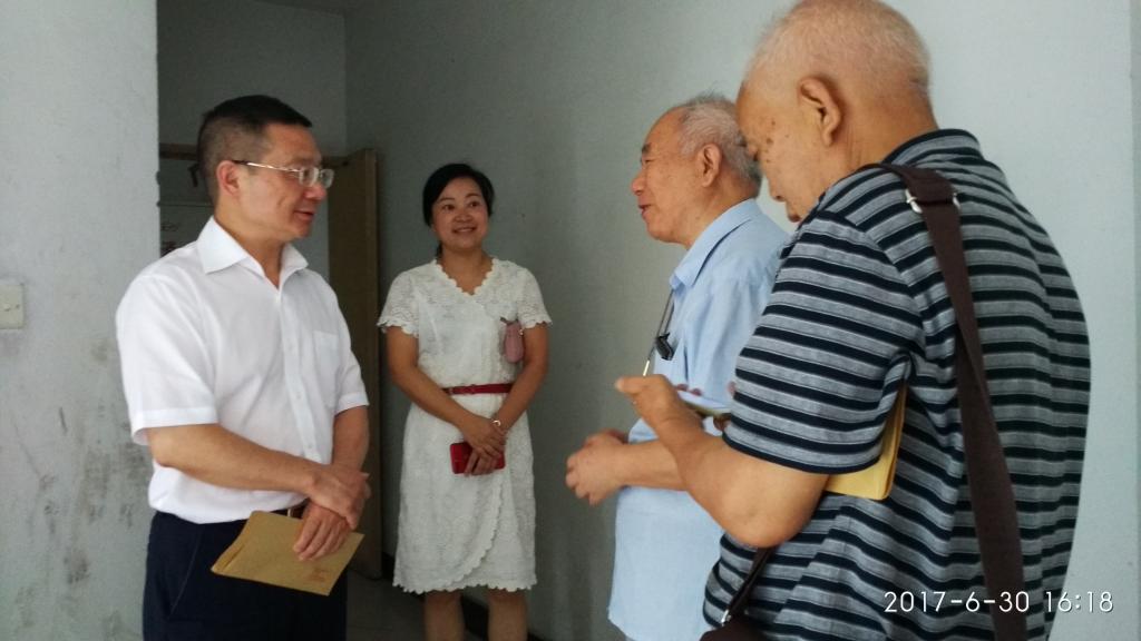 副校长田波到80岁以上的老党员和重病离退休党员家中进行了走访慰问