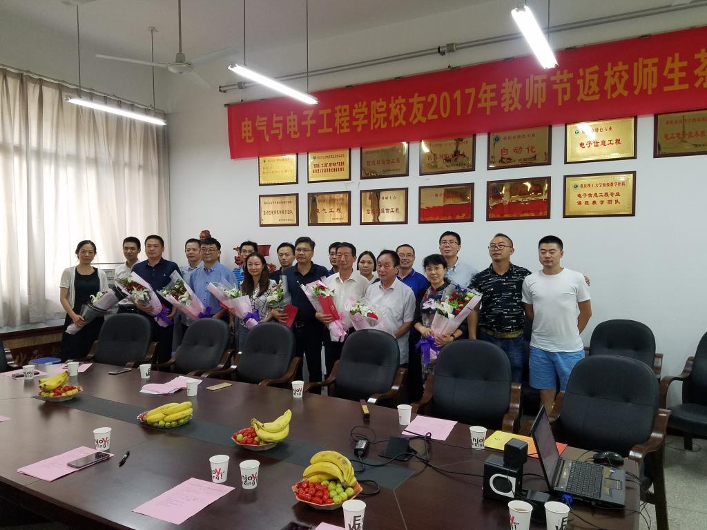 为返校校友赠送鲜花