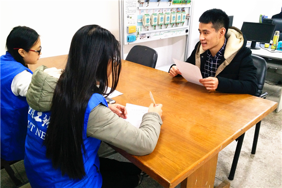 学生记者采访潘洪 (2)