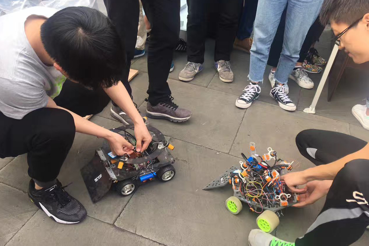 学生设计的擂台机器人在文化节上展示