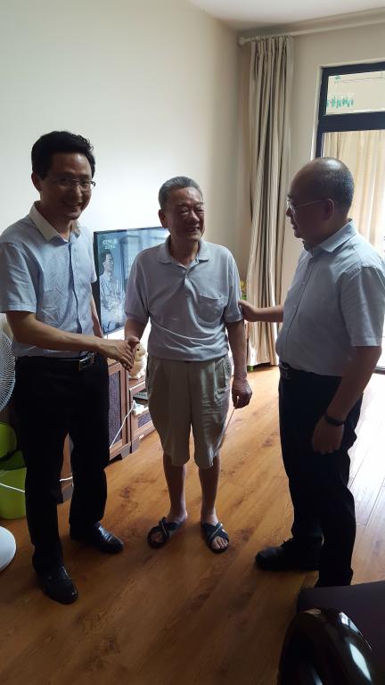 副校长廖林清到80岁以上的老党员和重病离退休党员家中进行了走访慰问