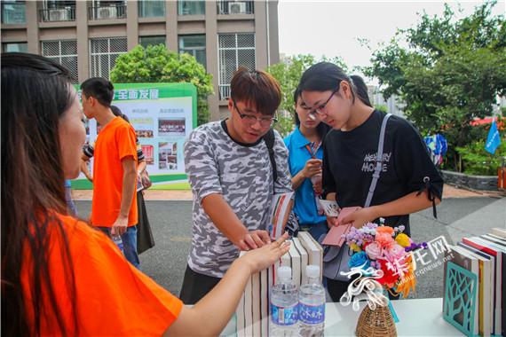 工科男大学报到获赠文学书 重理工材料学院迎新被赞“文艺范儿”