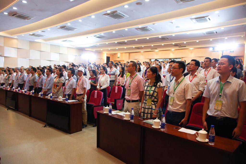 在庄严的国歌声中,中国共产党重庆理工大学第二次代表大会隆重召开