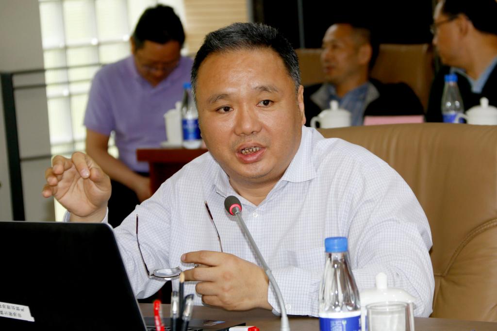 校长石晓辉作学校工作汇报