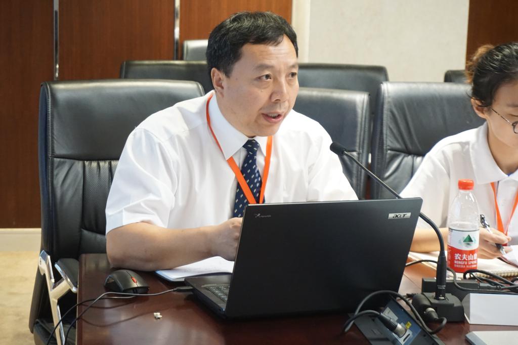 两江国际学院副院长张兴红对项目2016-2017学年的经费预算向联管会作汇报