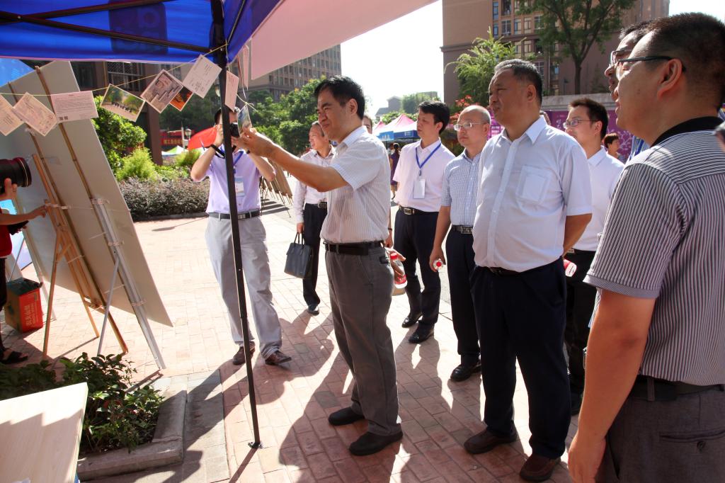 校领导一行看望经济金融学院迎新现场师生