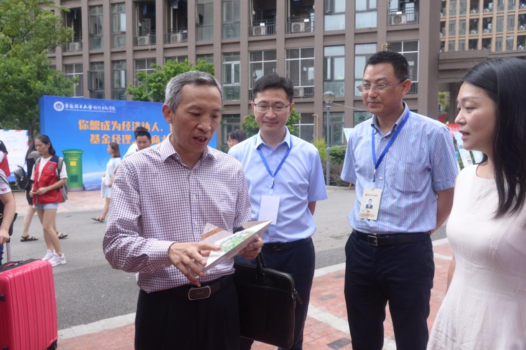 副校长、两江校区管委会主任曾宪军查看管理学院寄给新生的一封信