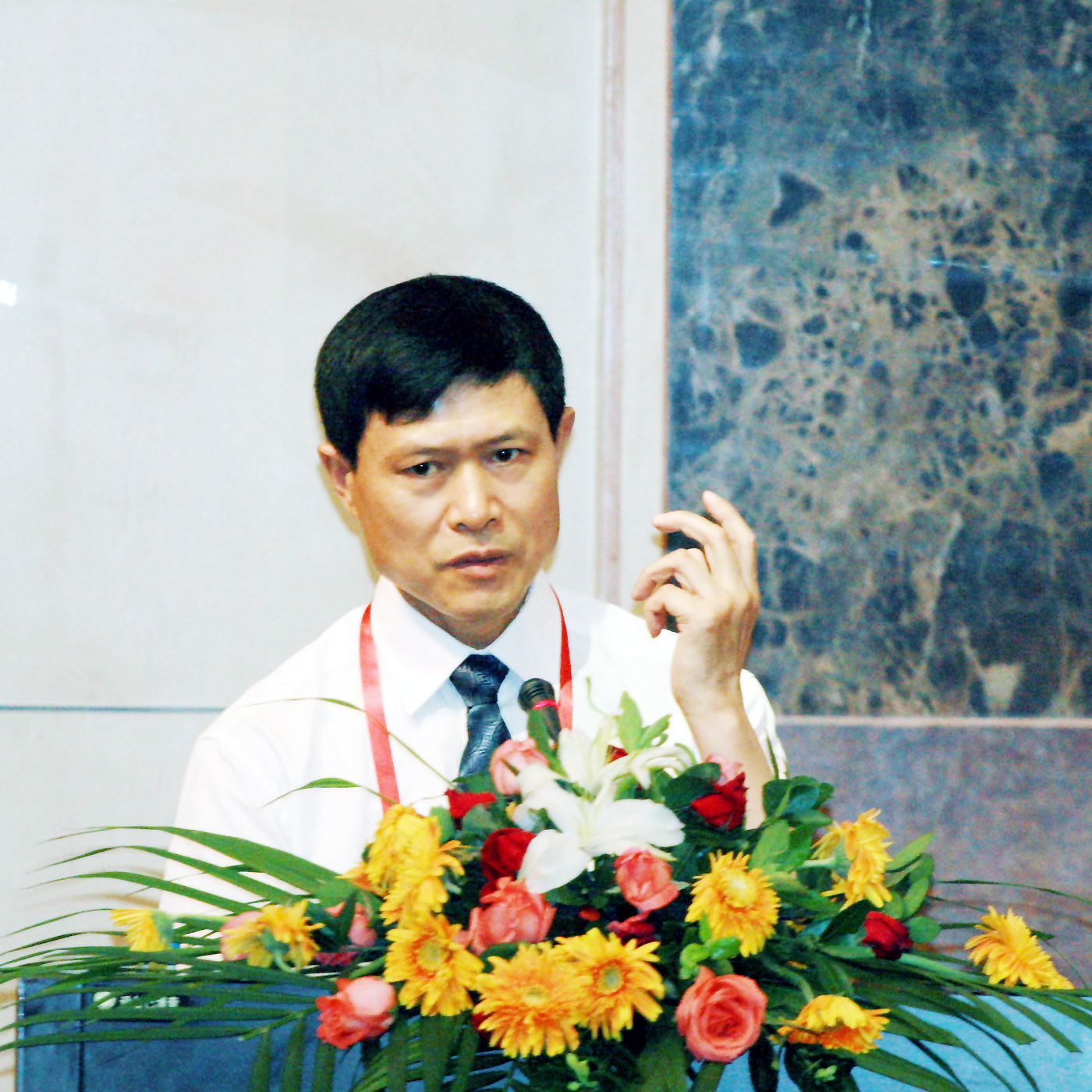校长朱新才作了题为《统一思想,坚定信心,明确目标,真抓实干,为创建特色鲜明的教学研究型大学而努力奋斗》的工作报告