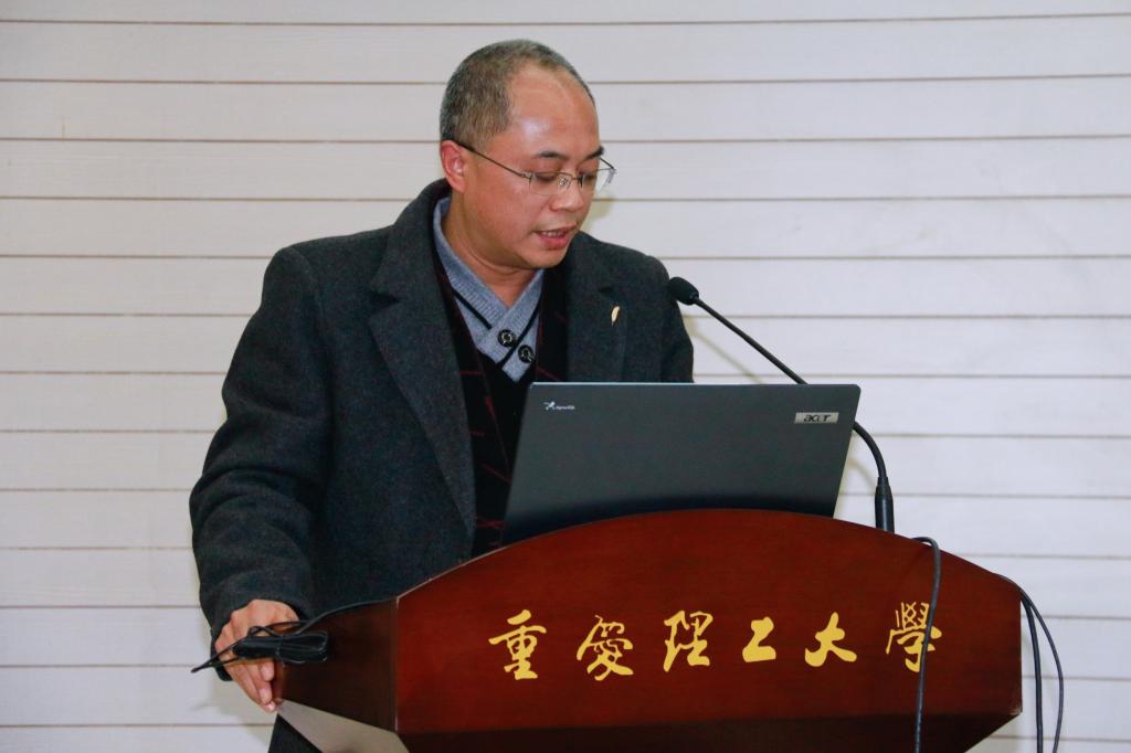 化学化工学院党总支书记邓易元作交流发言