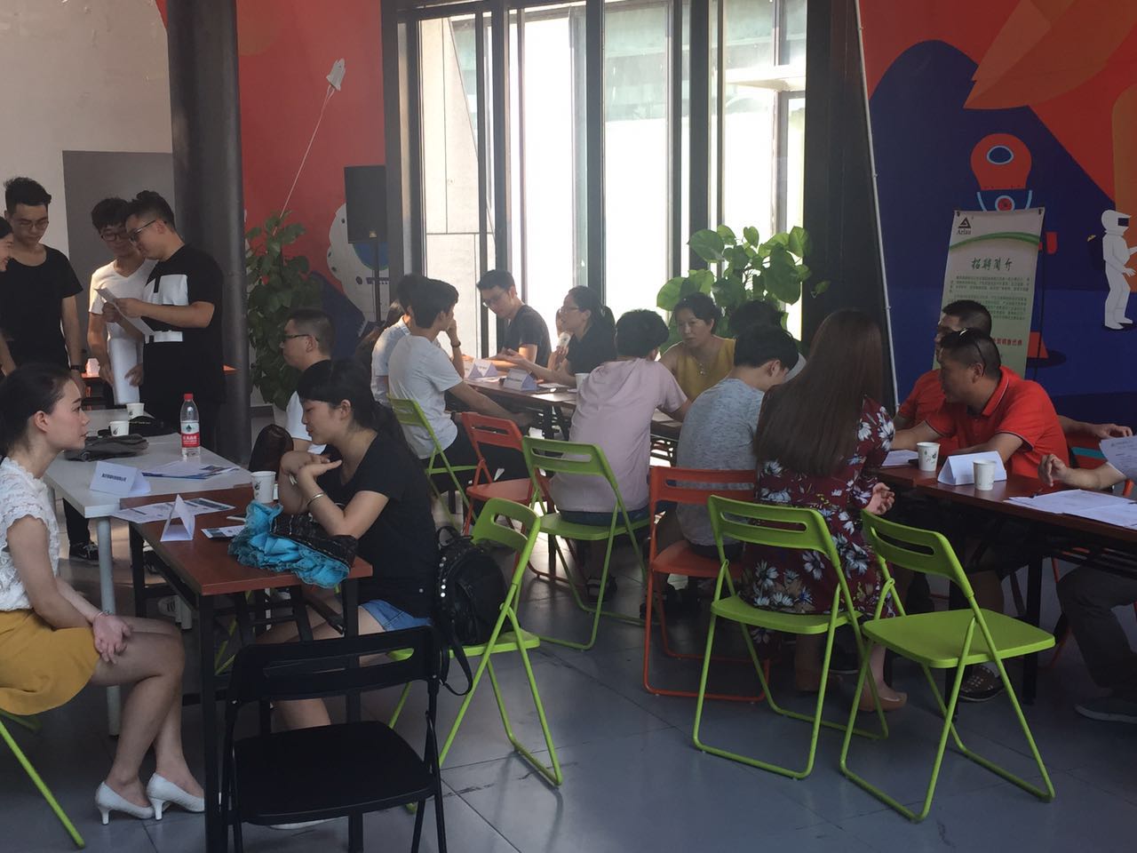 参会企业对学员进行现场面试