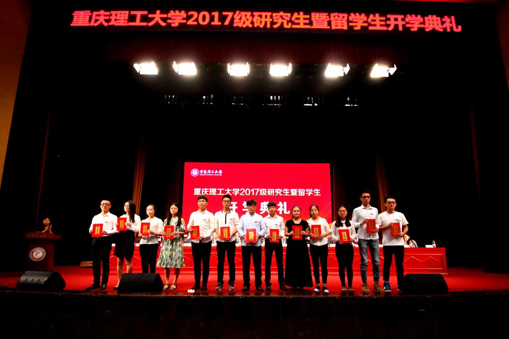 13名留学生领取校长奖学金荣誉证书