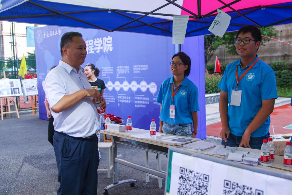 校领导一行看望车辆学院迎新现场师生