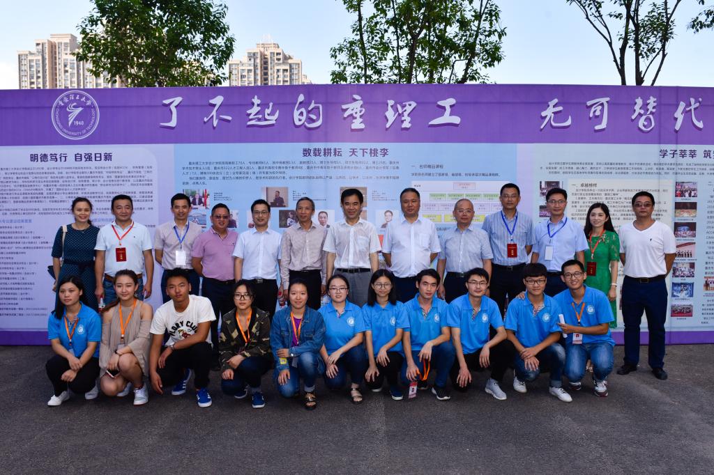 校领导一行看望会计学院迎新现场师生