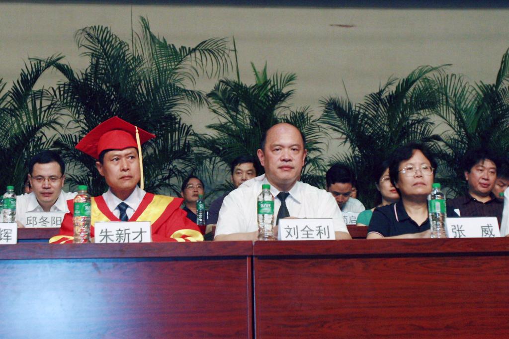 校领导刘全利(中)、朱新才(左)、张威(右)参加典礼并在主席台就座