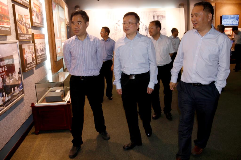 屈谦副市长一行实地察看校史馆