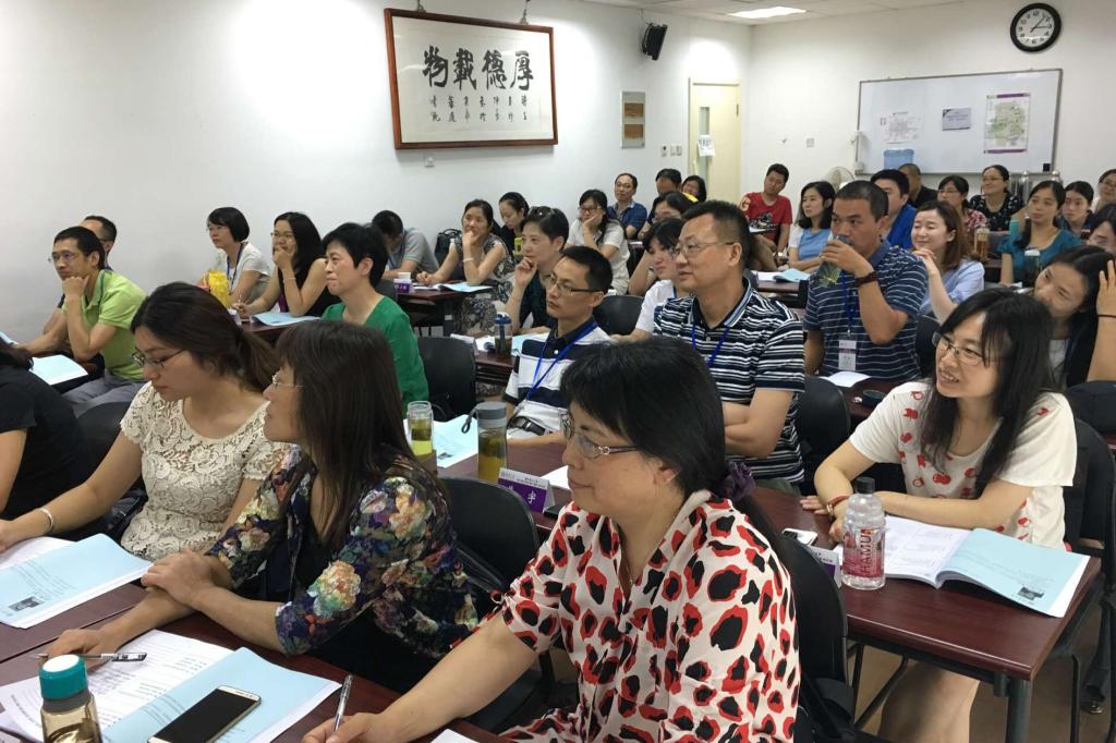 学校骨干职员赴清华大学学习培训班上课中