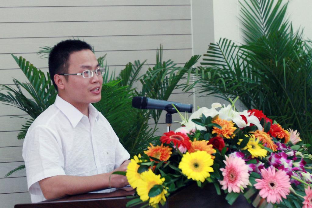 优秀教师党员代表光电学院冯文林老师在会上汇报了工作和学习体会