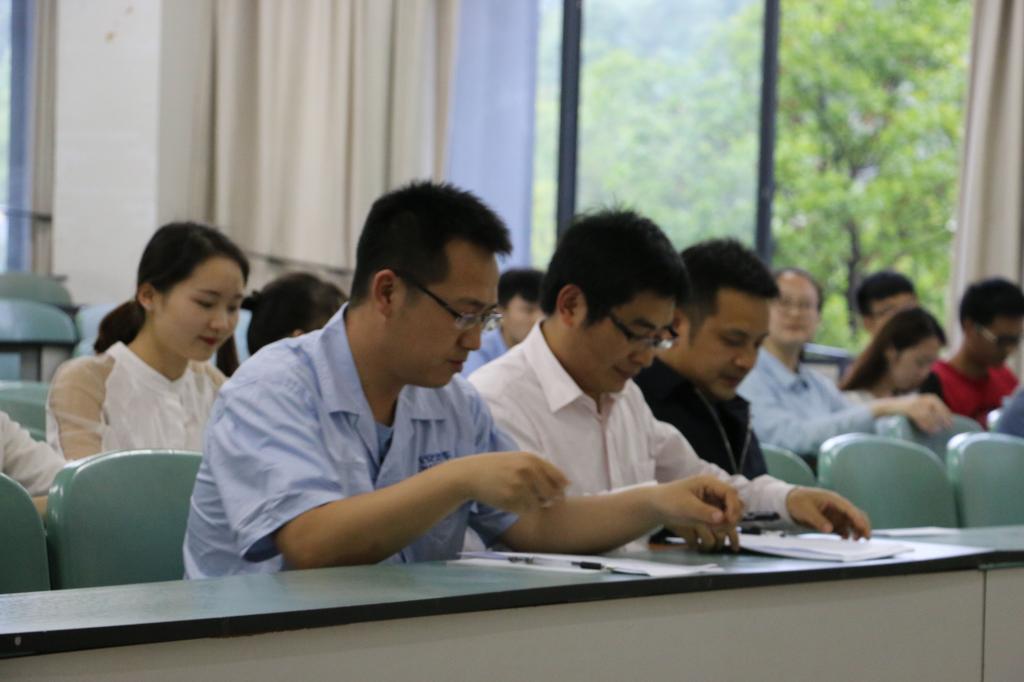 长安汽车人力资源部的HR在筛选简历