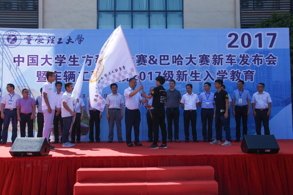 校长石晓辉为士继车队的两位队长授旗