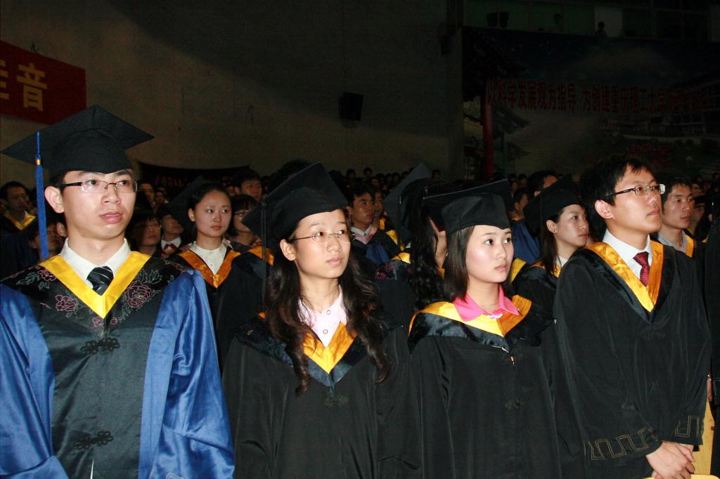 2010届毕业生毕业典礼在《毕业歌》的音乐声中落下了帷幕