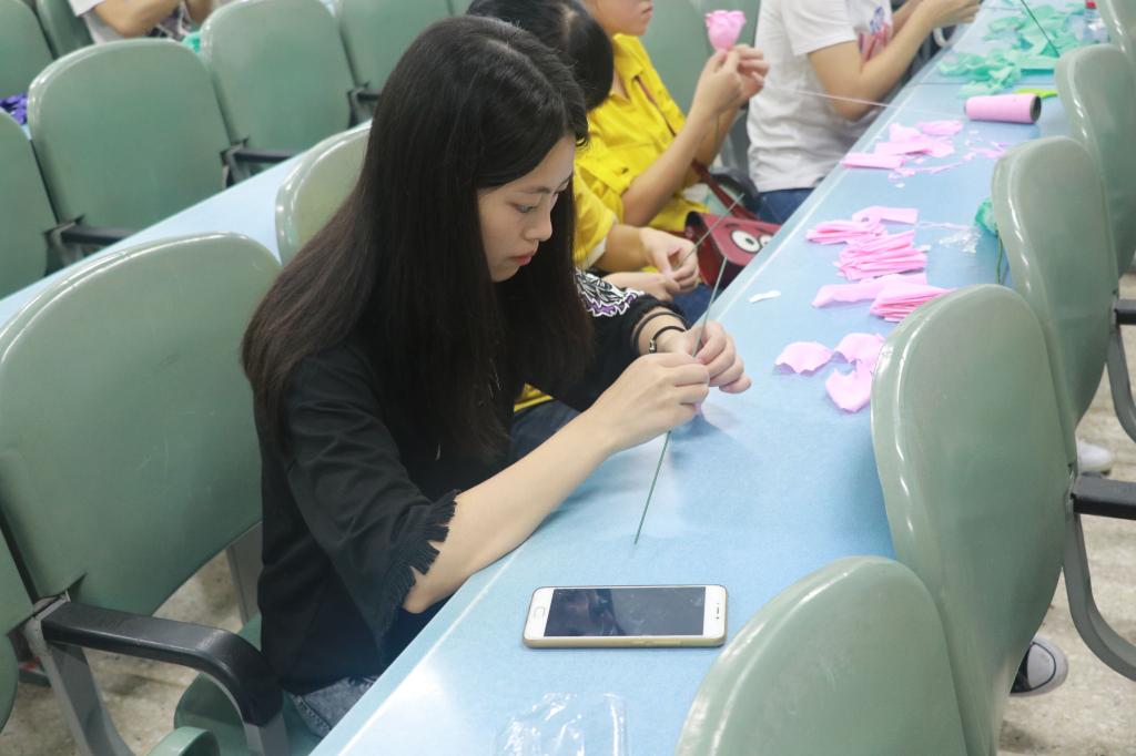 同学们精心制作手工花,浓浓的感恩之情融入其中