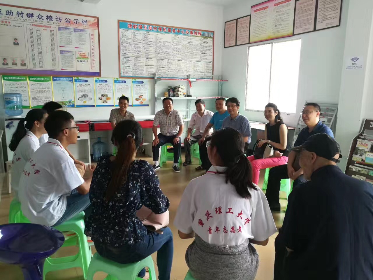 学院领导与志愿者亲切交谈